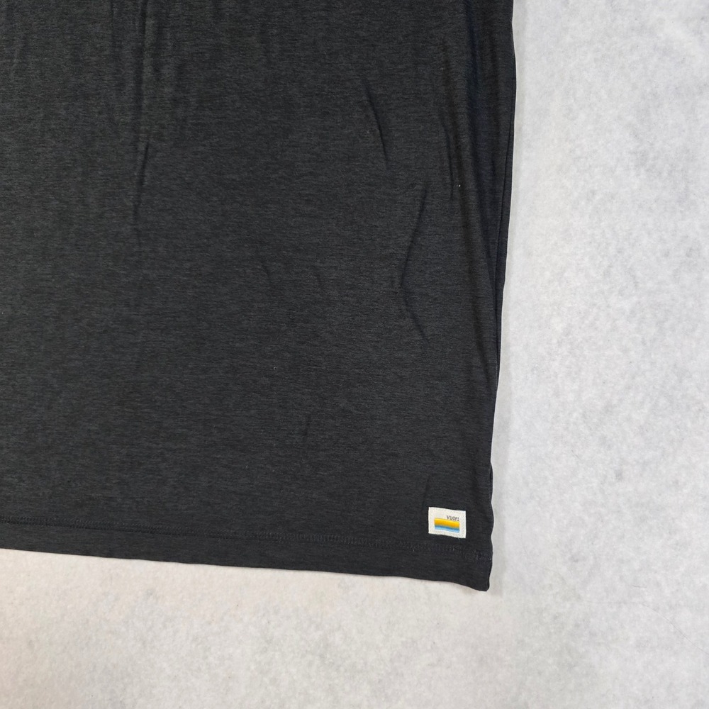 Vuori Strato Tech Tee Mens Medium Charcoal Heather Short Sleeve Shirt V126 - Picture 2 of 7